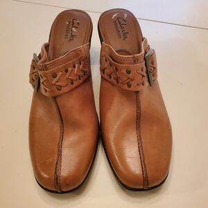 Clarks Never Worn Brown Leather Clogs with Studded Strap Size 8 Excellent Cond.